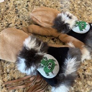 Kids Astis Tan and Black ski Mittens with Fur Trim and beaded design